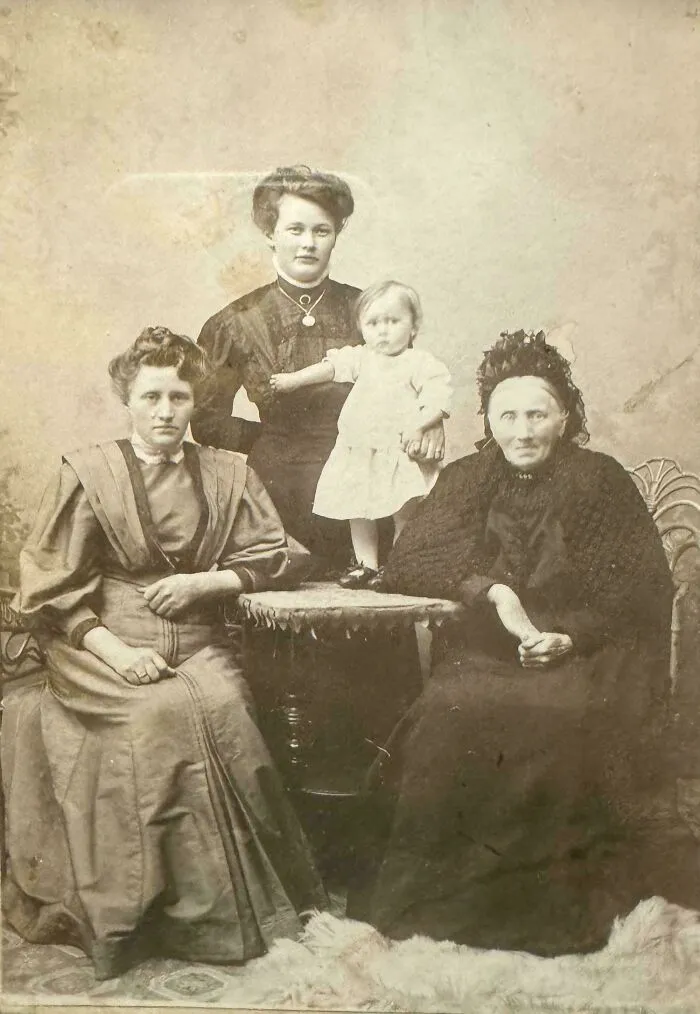 ¡Cuatro generaciones de abuelas! La bebé es mi abuela, que nació en 1908.