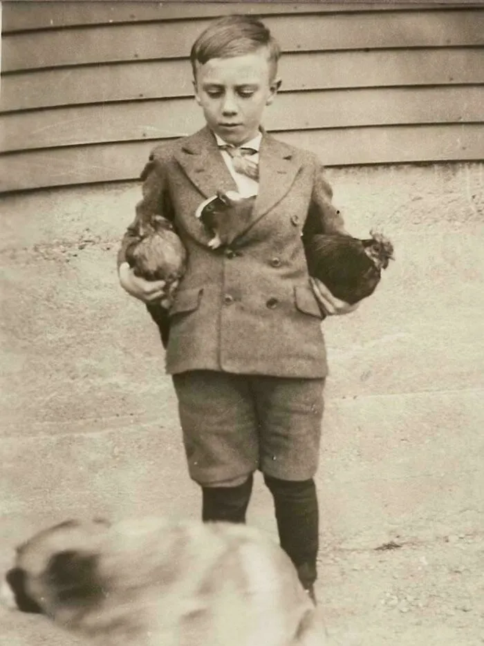 Mi padre a los 8 años con sus 4 mascotas, 1932