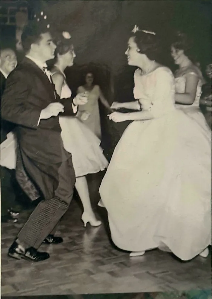 Mis padres bailando el twist en su boda en mayo de 1962.