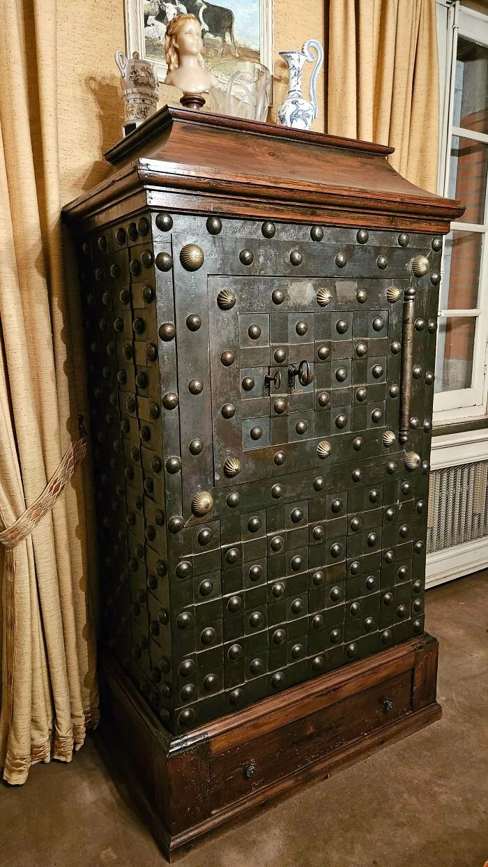 I Found This Safe At My Grandmothers, I'd Be Curious To Know More About It. Origin? Age? Market Value? [to Follow Up On My Previous Post, With More Pictures Here...]