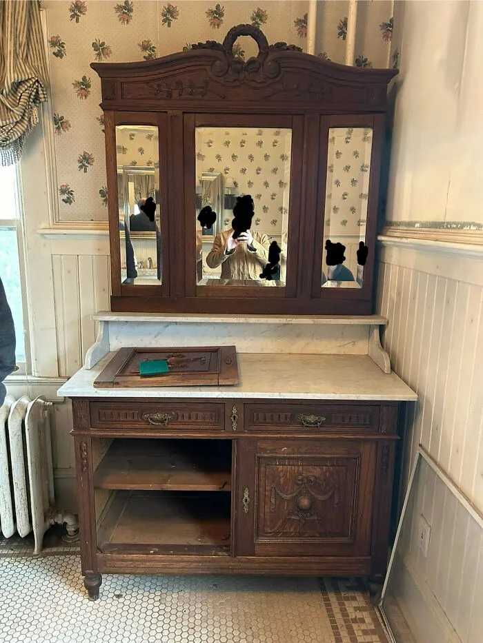 (USA) Bought Old Home And Found This Lovely Vanity