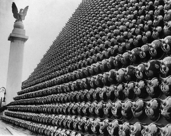 Pirámide de cascos alemanes de la Primera Guerra Mundial en Nueva York, 1919.