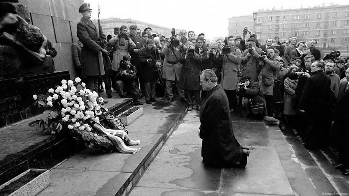 El canciller de Alemania Occidental, Willy Brandt, en el monumento conmemorativo del levantamiento del gueto de Varsovia en Polonia, mostrando remordimiento por las atrocidades alemanas contra los judíos durante el levantamiento y la guerra, 1970.