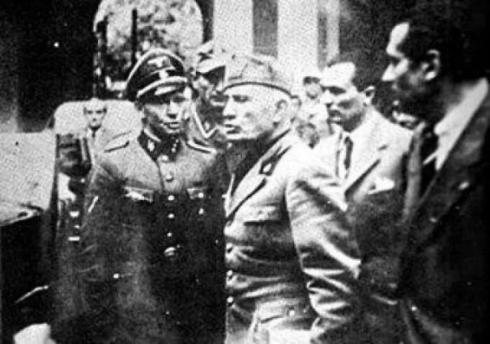 Benito Mussolini en Milán el 25 de abril de 1945. Se cree que esta es la última fotografía de Mussolini con vida.