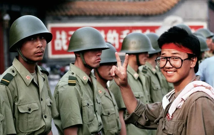 Un estudiante manifestante hace el signo de la victoria frente a soldados del Ejército Popular de Liberación chino en la Plaza de Tiananmen, 1 de junio de 1989.