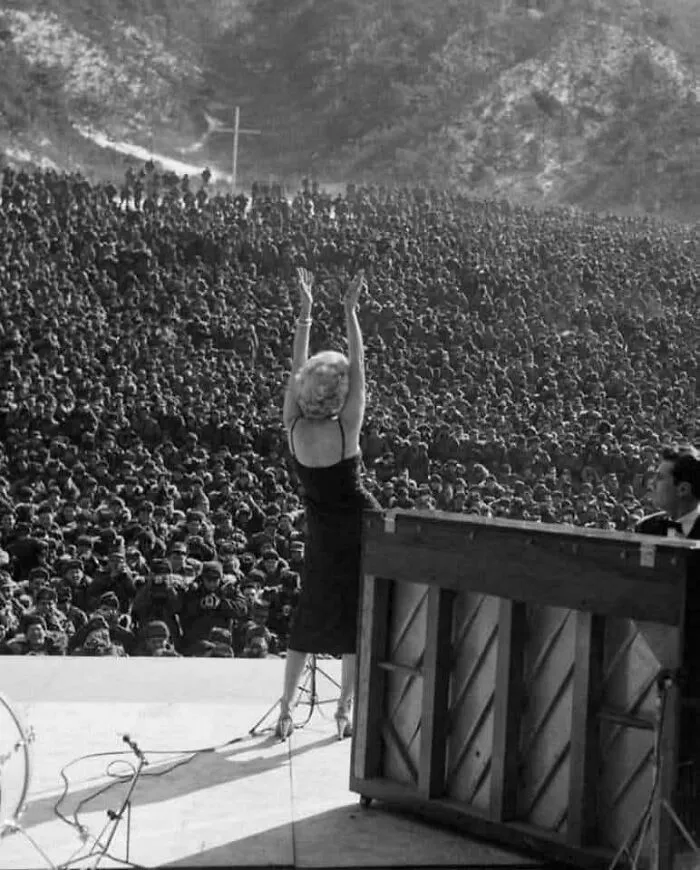 Marilyn Monroe recibe a 100.000 soldados estadounidenses en Corea, 1954.