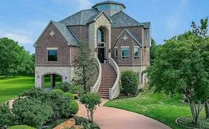 52 Times People Took Inspiration From Mansions But What They’ve Built Was A Version From Temu