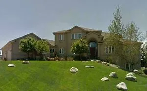 52 Times People Took Inspiration From Mansions But What They’ve Built Was A Version From Temu