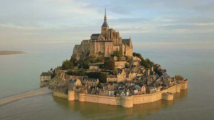 Non Architect Here, Can Somebody Explain How This Castle Isn’t Eroding Away?