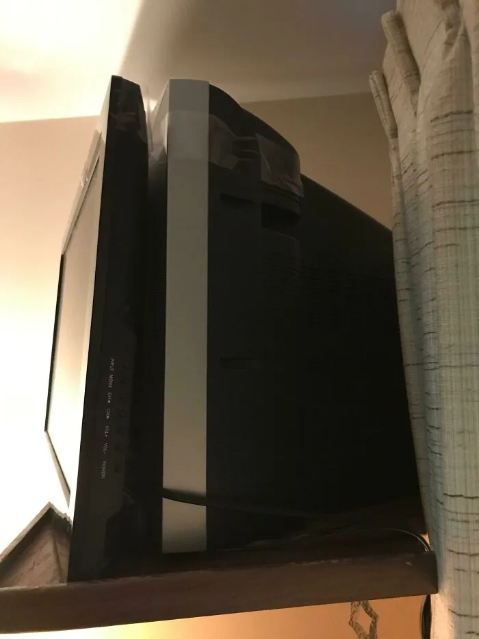 Soporte de TV barato para motel. Pantalla plana pegada al televisor con cinta de embalaje.
