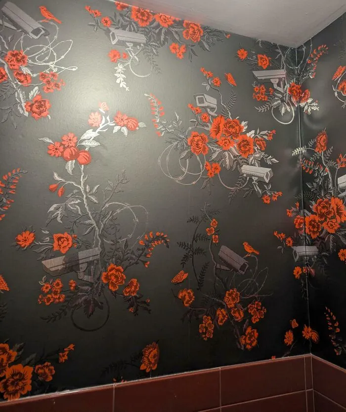 El papel tapiz del baño de mujeres del hotel donde me estoy hospedando.