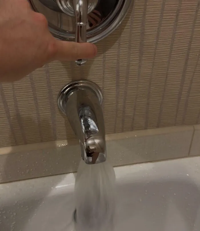 El grifo de la bañera no se cierra. La chica de recepción no sabe a quién llamar.