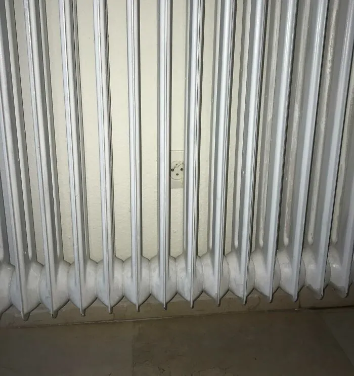 Pasé 15 minutos buscando un enchufe en mi habitación de hotel... El único está detrás del radiador.
