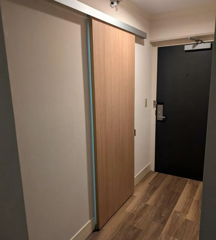No sé a quién se le ocurrió que esto era una buena idea para las puertas de los baños de los hoteles. Hay un hueco de 1,2 cm a cada lado que permite que la luz, el sonido y los olores entren libremente en la habitación. Ojalá hubiera un filtro para buscar hoteles que no las tengan.
