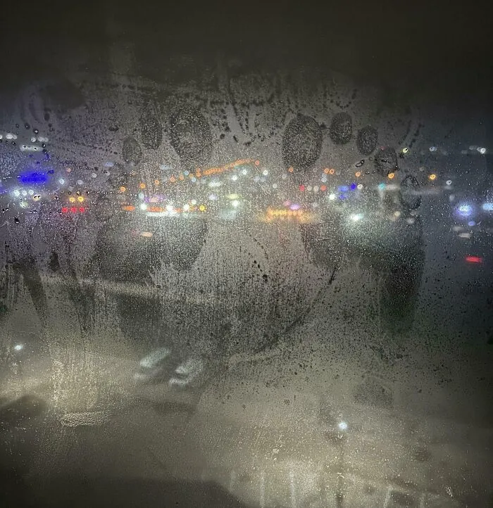 La ventana de mi hotel se empañó, dejando ver estas huellas a mitad de la ventana.