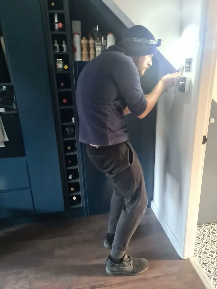 Reparando un interruptor de la luz como si fuera un signo de interrogación 😂