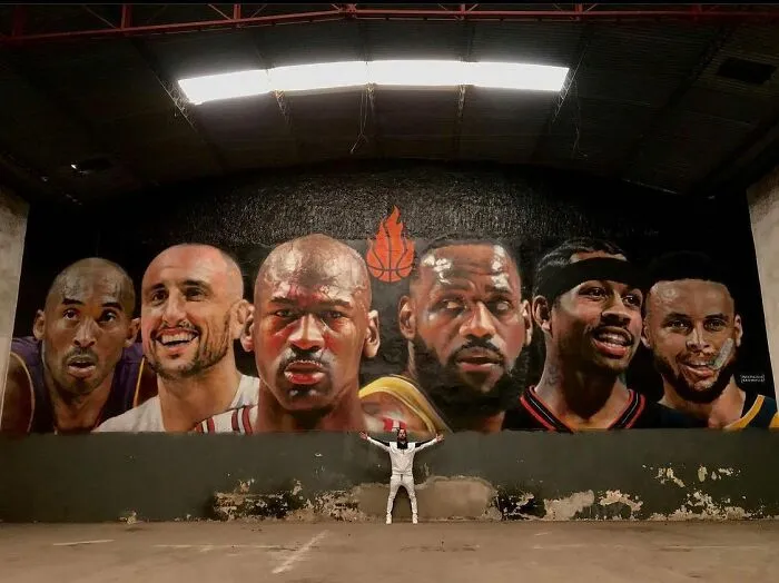 Mural de arte urbano con impresionantes retratos realistas de jugadores de baloncesto en gran formato en pared interior.