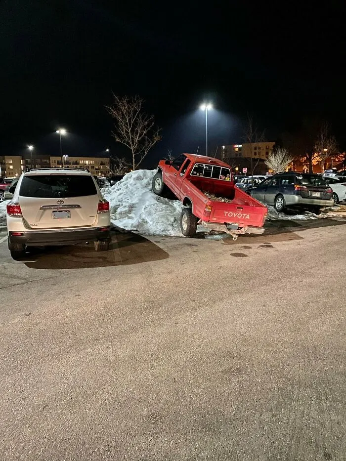 26 Funny Pics Of “Parking Lot Snow Wars”