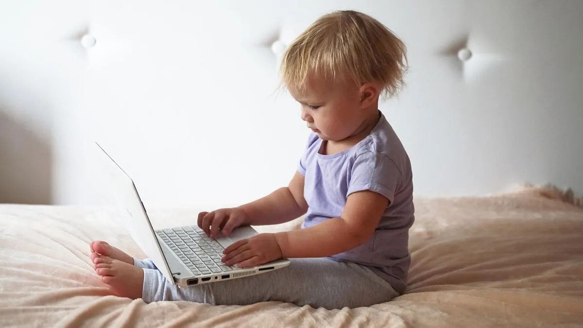 Freelance Designer Watches Her $2K Laptop Nearly Ruined By 5YO Cousin, Kicks Him And His Mom Out