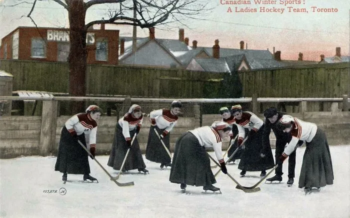 1909 Postcard Of Ladies Hockey Team In Toronto
