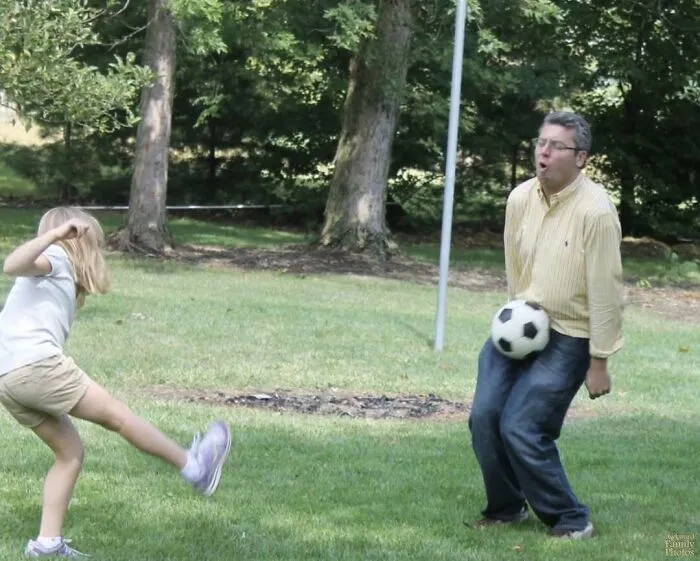 En una fiesta de cumpleaños familiar, pensé en hacer lo que hace un padre y jugar un poco al fútbol con mi hija.