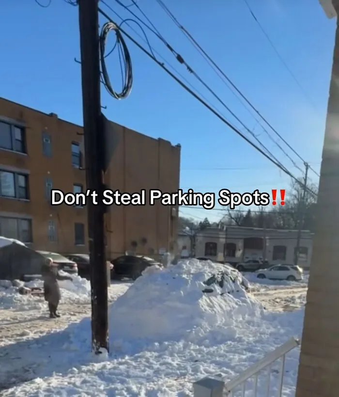 26 Funny Pics Of “Parking Lot Snow Wars”