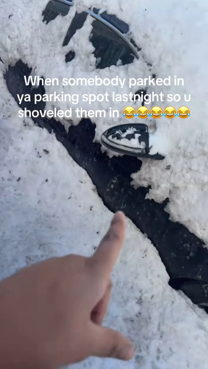 26 Funny Pics Of “Parking Lot Snow Wars”