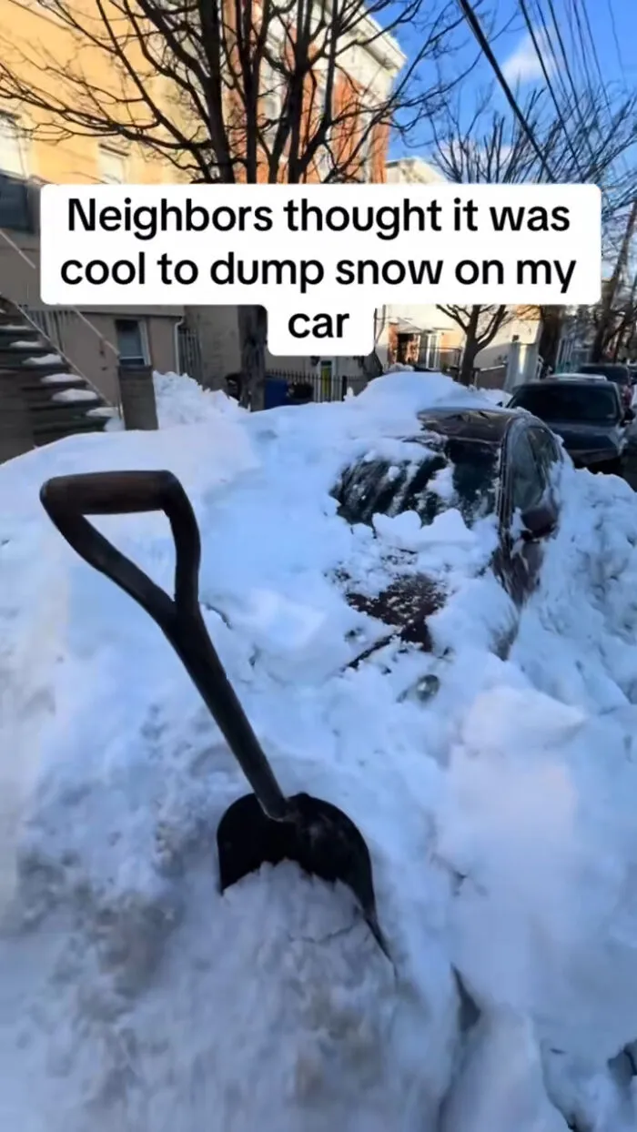 26 Funny Pics Of “Parking Lot Snow Wars”