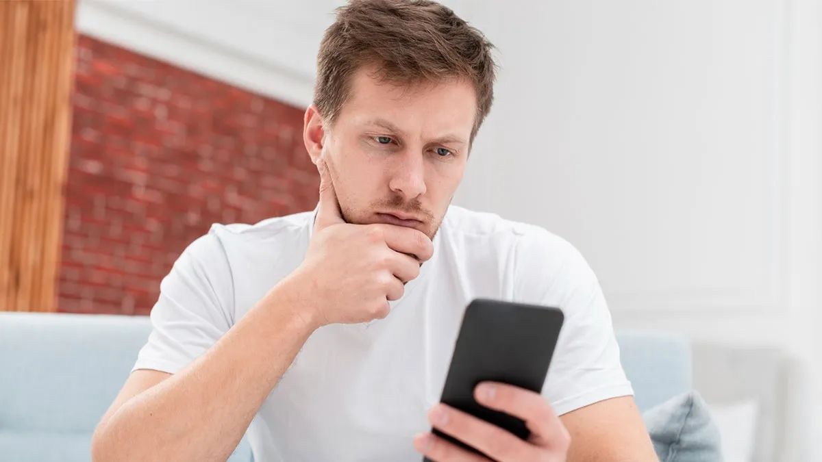 Woman Asks If Her Texts Are Really Inappropriate After Boyfriend’s Reaction, People Tell Her To Run