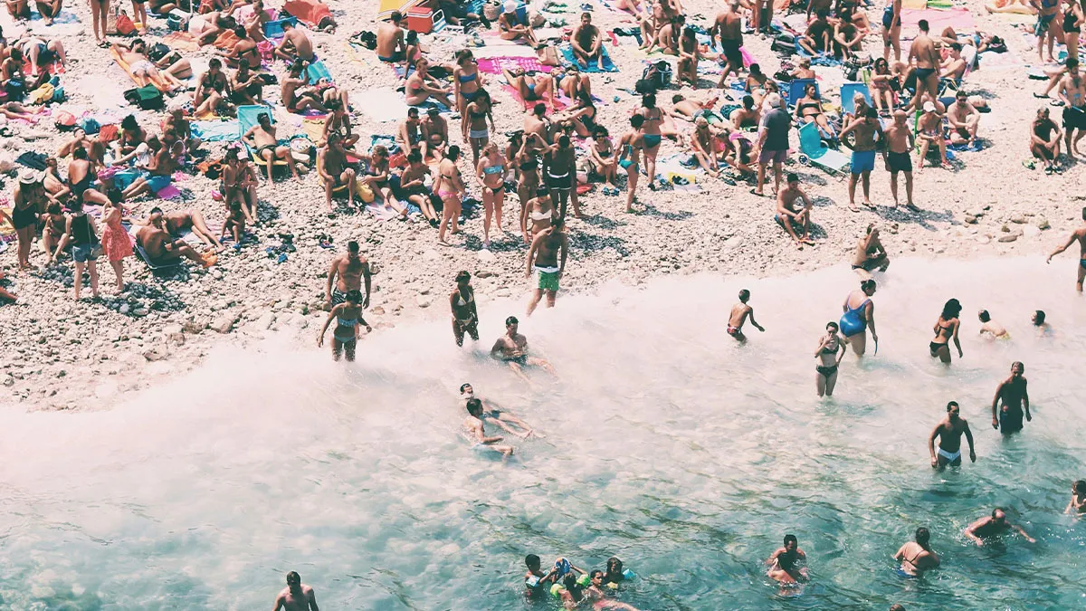 Traveler Stunned After Learning Why Crowds Clap On Brazilian Beaches