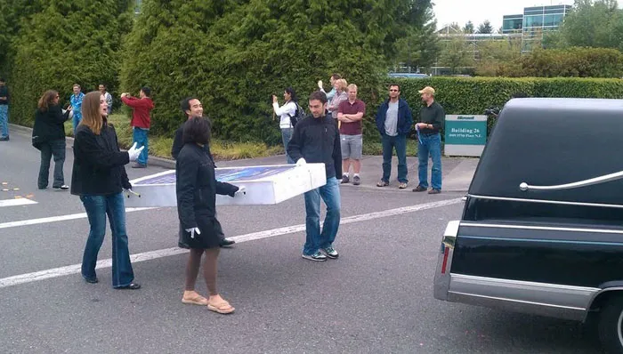 Empleados de Microsoft celebran un funeral para el iPhone tras el “éxito” de su Windows Phone.
