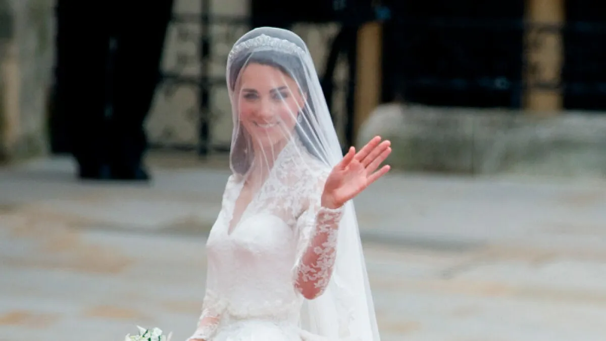 Desde vestidos "clásicamente elegantes" hasta otros "arrugados": 20 looks de bodas reales que han generado controversia