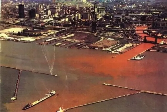 Estados Unidos. Esta imagen es de mi ciudad natal en 1967. Los Grandes Lagos estaban tan contaminados por vertidos de basura que no se podía nadar en ellos.