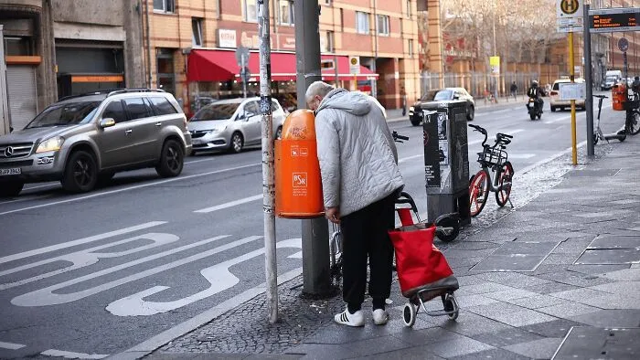 Alemania: Ancianos rebuscando en la basura porque la cantidad de dinero destinada a la jubilación y la asistencia social no es suficiente para comprar comida y otras cosas.
