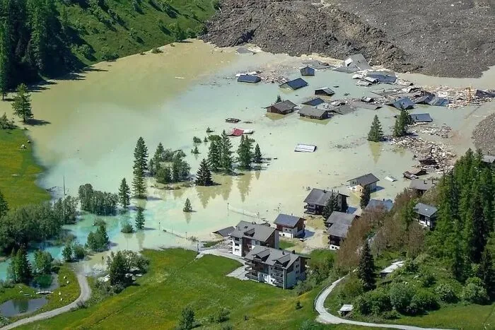 Un pueblo suizo tras el deshielo de un glaciar. Todo el pueblo había sido evacuado tres días antes del desastre.