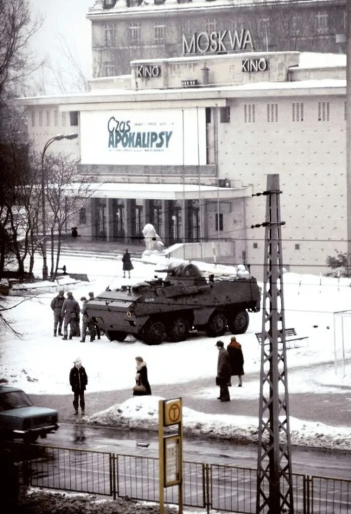 Polonia. Fotografía tomada el 14 de diciembre de 1981 durante el período de ley marcial. El edificio al fondo es el cine "Moscow" con el cartel de "Apocalypse Now". Muy simbólico.