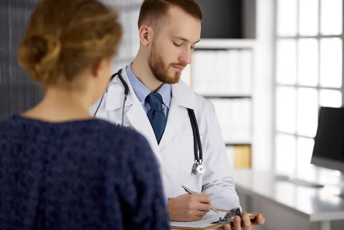 21 Médicos comparten historias sobre sus pacientes antivacunas