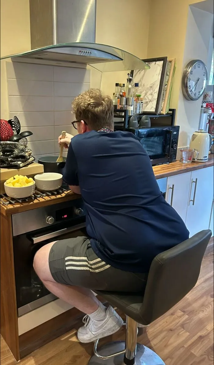 Haciendo la cena sentado