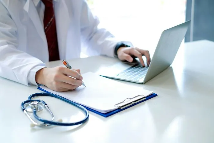 21 Médicos comparten historias sobre sus pacientes antivacunas