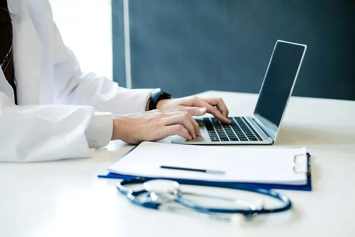 21 Médicos comparten historias sobre sus pacientes antivacunas