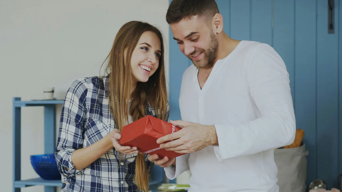 Man Breaks Up With GF After She Purposely Buys Him A Different Gift From What He Wanted