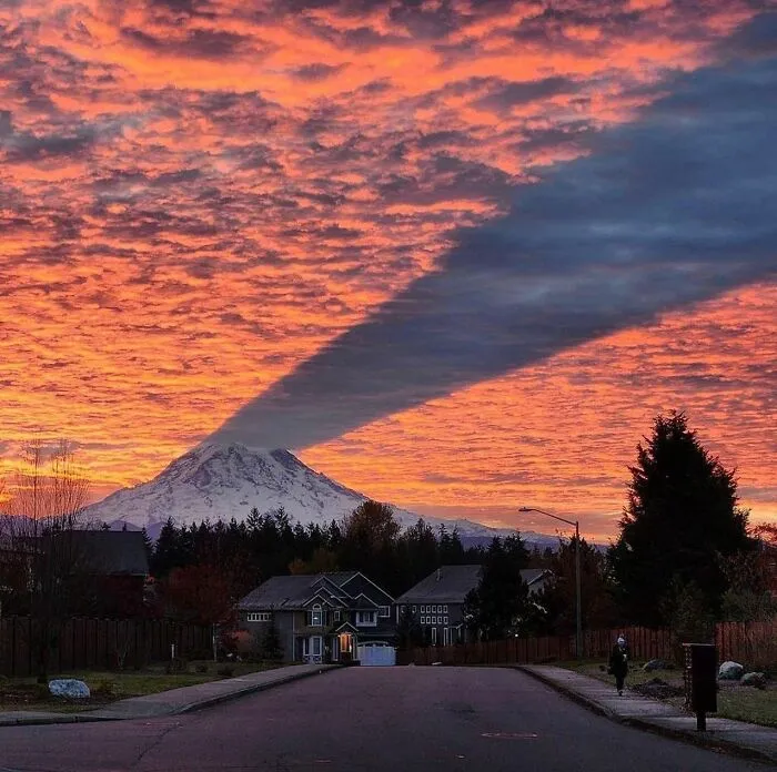 30 Photos That Seem Like A Glitch In The Universe But Some Are Actually Brilliantly Staged