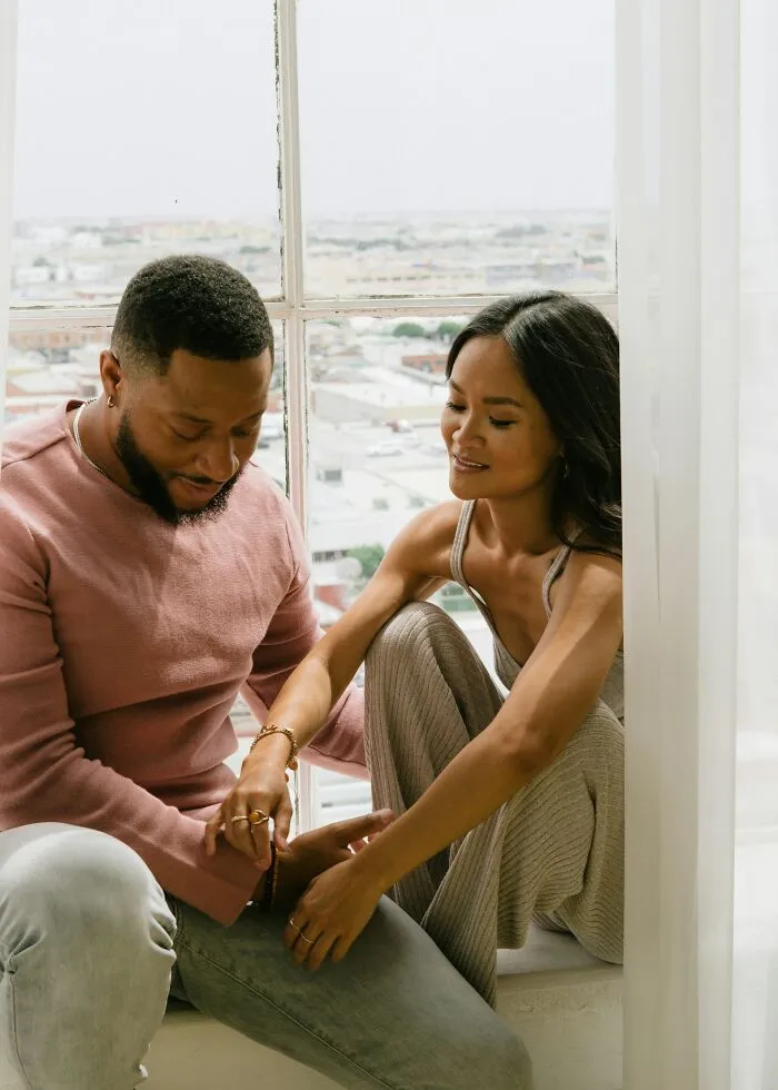Man Asks Why Women Take Or Refuse To Take Their Husband’s Last Name And Gets 34 Responses