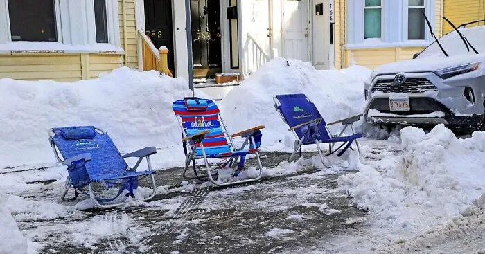 26 Funny Pics Of “Parking Lot Snow Wars”