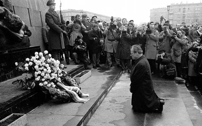 29 People Share Notorious Photos That Changed The Future Of Their Country