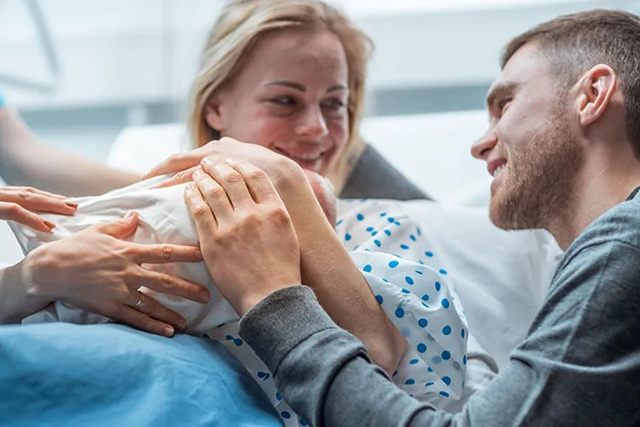 20 Recién nacidos que no se parecían nada a sus padres y desataron el drama