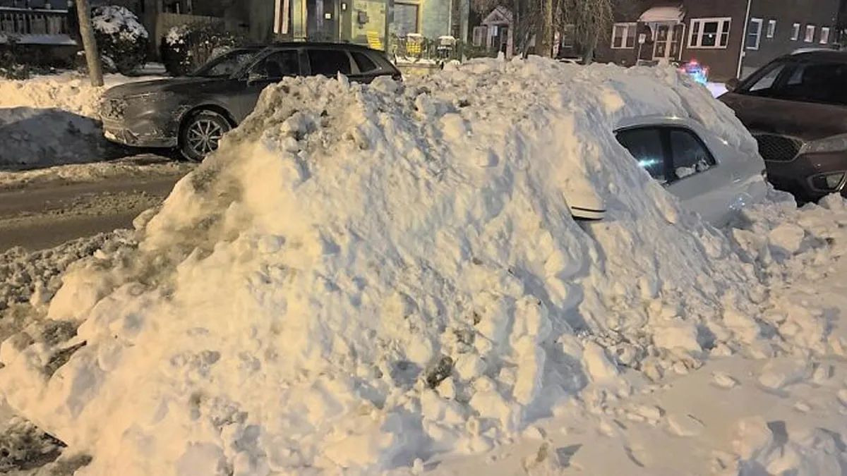 26 Funny Pics Of “Parking Lot Snow Wars”