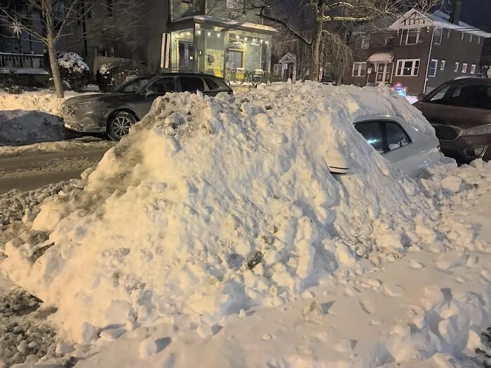 26 Funny Pics Of “Parking Lot Snow Wars”