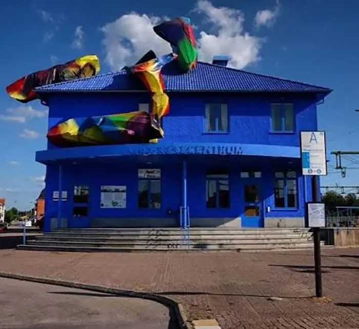 En Suecia, el edificio de la estación junto a la estación de tren
