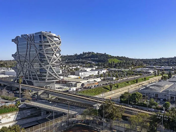 El edificio de oficinas Wrapper en Culver City, California, tiene mi voto. De cerca se ve aún peor.
